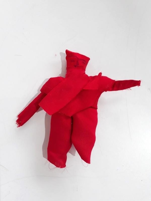 BONECO DE PANO VERM MASC - UND