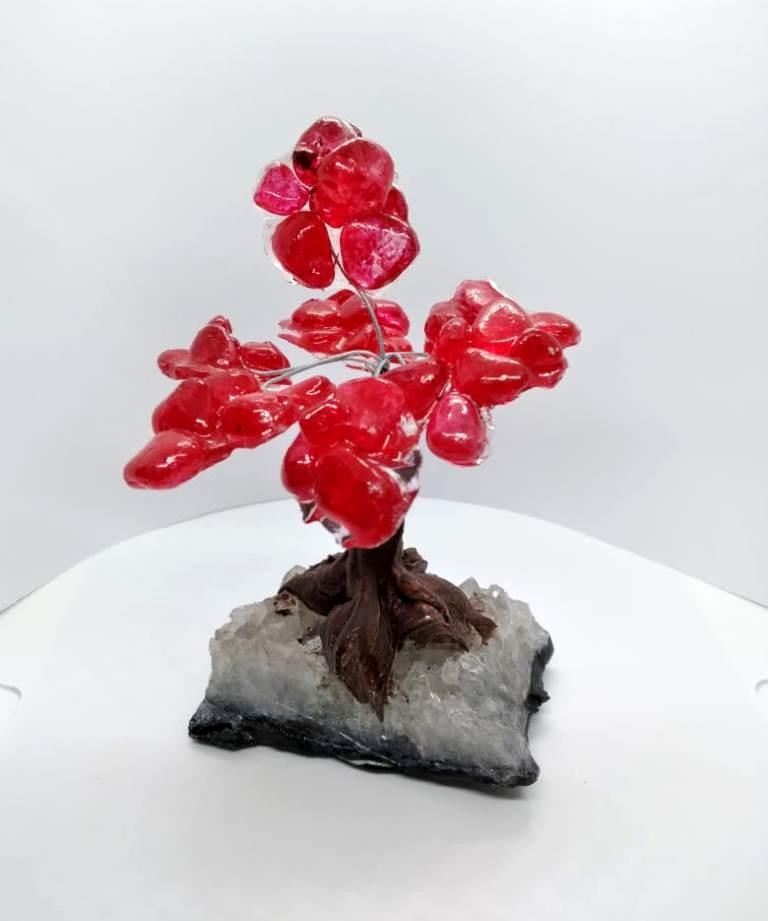 ARVORE DE RESINA COM PEDRA VERMELHA PEQ - UND