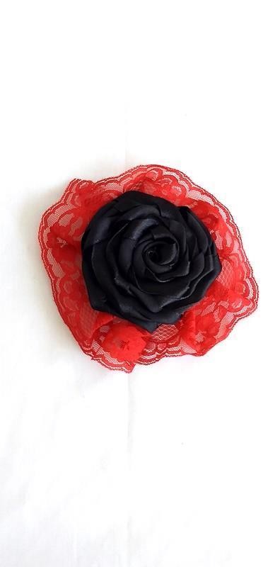 FLOR DE CABELO PRETA C/BABADO VERMELHO - UND