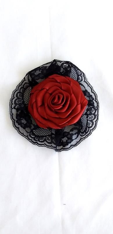 FLOR DE CABELO VERMELHA C/BABADO PRETO - UND