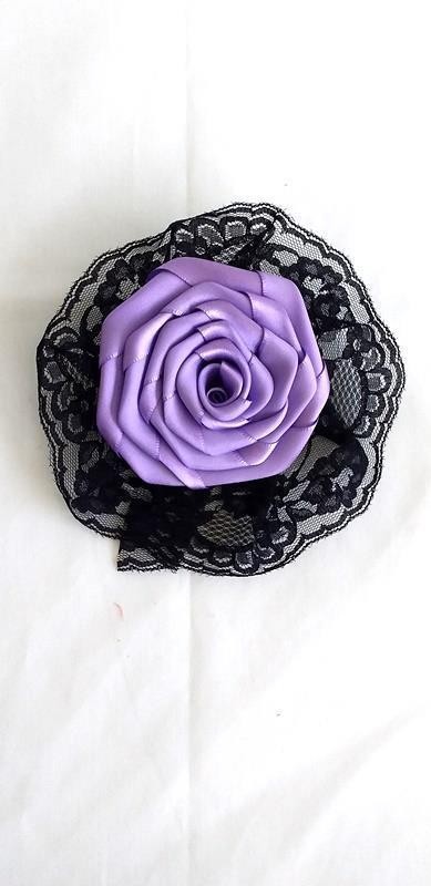 FLOR DE CABELO LILAS C/BABADO PRETO - UND