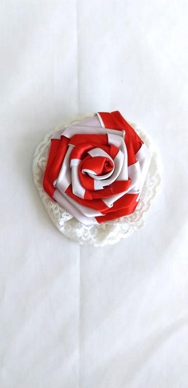 FLOR DE CABELO VERMELHO E BRANCO C/BABADO BRANCO - UND