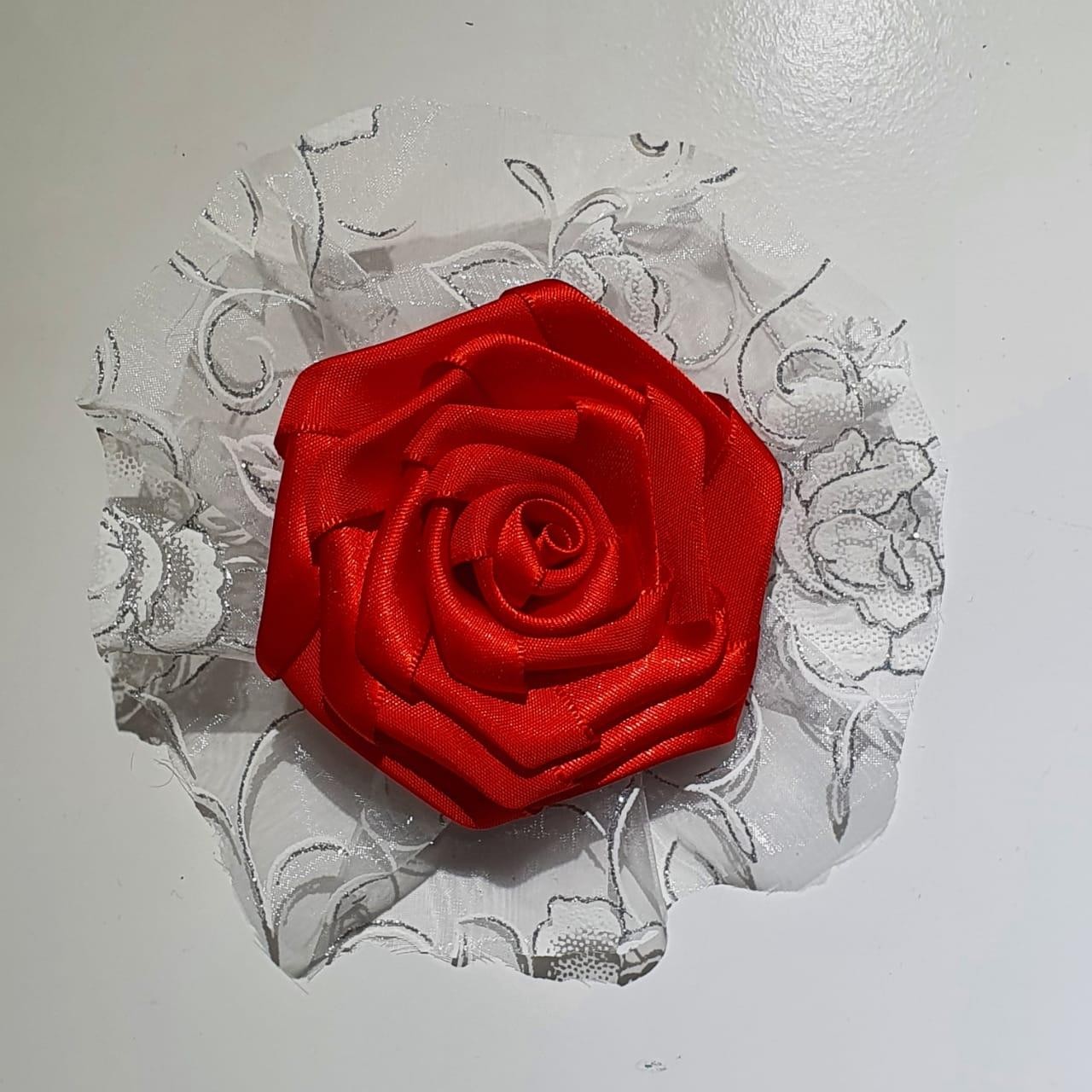 FLOR DE CABELO VERMELHA C/ BABADO BRANCO - UND