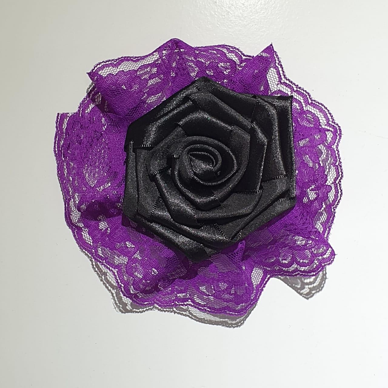 FLOR DE CABELO PRETA C/ BABADO ROXO - UND