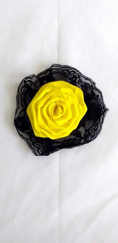FLOR DE CABELO AMARELO C/BABADO PRETA - UND