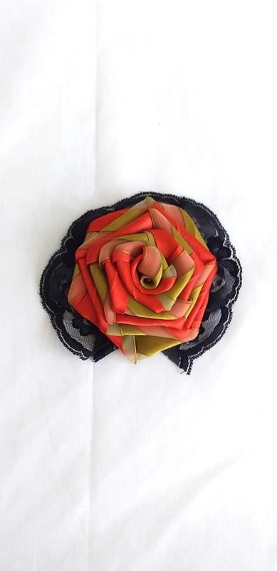 FLOR DE CABELO VERMELHO E DOURADO C/BABADO PRETO - UND