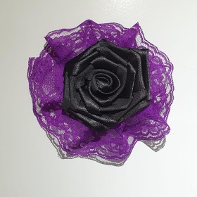 FLOR DE CABELO PRETA C/ BABADO ROXO - UND